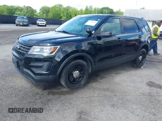 2018 Ford Police Interceptor Utility z VIN 1FM5K8AR4JGB93026, wystawiony jako IAAI lot #41975110 z przebiegiem 104 386 mil mil oraz . Historia ofert i sprzedaży dostępna na DreamBid. Obrazek 2.