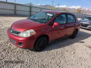 2010 Nissan Versa S z VIN 3N1BC1APXAL439022, wystawiony jako Copart lot #51972715 z przebiegiem 176 841 mil mil oraz Szkoda całkowita • Salvage title. Historia ofert i sprzedaży dostępna na DreamBid. Obrazek 1.