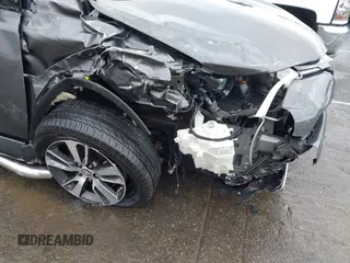 2018 Toyota RAV4 XLE z VIN JTMWFREV3JJ184752, wystawiony jako IAAI lot #42356452 z przebiegiem 79 532 mil mil oraz . Historia ofert i sprzedaży dostępna na DreamBid. Obrazek 6.