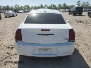 2021 Chrysler 300 S z VIN 2C3CCABG4MH554460, wystawiony jako Copart lot #52390045 z przebiegiem 80 866 mil mil oraz Szkoda całkowita • Salvage title. Historia ofert i sprzedaży dostępna na DreamBid. Obrazek 6.