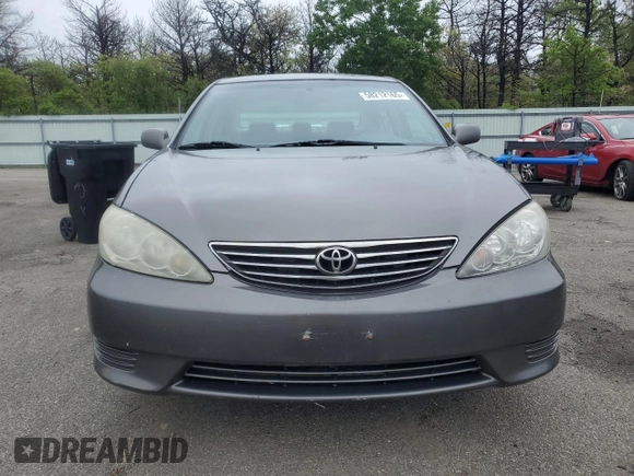 2005 Toyota Camry STD z VIN 4T1BE32K95U580581, wystawiony jako Copart lot #58212165 z przebiegiem 124 350 mil mil oraz Czysty tytuł • Clean title. Historia ofert i sprzedaży dostępna na DreamBid. Obrazek 5.