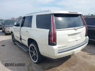 2015 Cadillac Escalade Premium z VIN 1GYS3NKJ1FR553712, wystawiony jako IAAI lot #41660900 z przebiegiem 93 423 mil mil oraz . Historia ofert i sprzedaży dostępna na DreamBid. Obrazek 3.