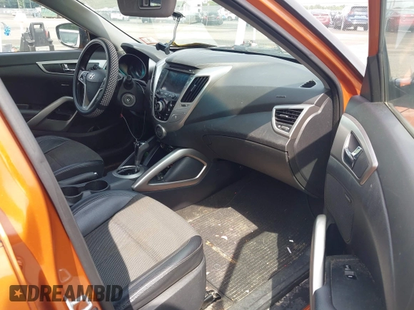 2013 Hyundai Veloster w/Black Int z VIN KMHTC6AD4DU169568, wystawiony jako IAAI lot #42483730 z przebiegiem 214 625 mil mil oraz . Historia ofert i sprzedaży dostępna na DreamBid. Obrazek 5.