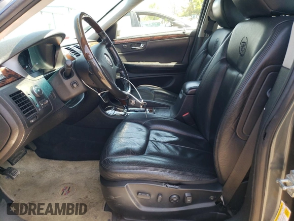 2011 Cadillac DTS Premium Collection z VIN 1G6KH5E64BU116540, wystawiony jako Copart lot #55257305 z przebiegiem 108 360 mil mil oraz Szkoda całkowita • Salvage title. Historia ofert i sprzedaży dostępna na DreamBid. Obrazek 7.