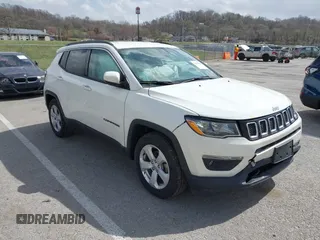 2021 Jeep Compass Latitude z VIN 3C4NJCBB7MT580777, wystawiony jako IAAI lot #41813784 z przebiegiem 41 326 mil mil oraz . Historia ofert i sprzedaży dostępna na DreamBid. Obrazek 1.