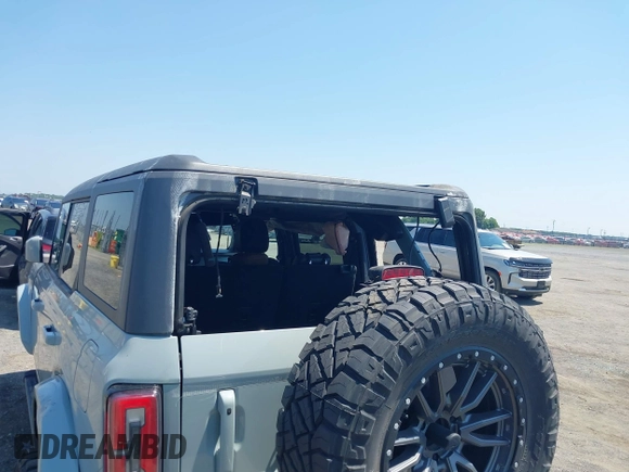 2022 Ford Bronco z VIN 1FMEE5DP3NLA80097, wystawiony jako IAAI lot #42461114 z przebiegiem 32 406 mil mil oraz . Historia ofert i sprzedaży dostępna na DreamBid. Obrazek 13.