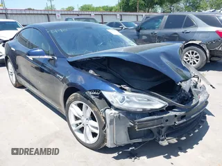 2014 Tesla Model S 60 z VIN 5YJSA1H13EFP56195, wystawiony jako IAAI lot #42019448 z przebiegiem 184 618 mil mil oraz . Historia ofert i sprzedaży dostępna na DreamBid. Obrazek 1.