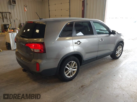 2015 Kia Sorento LX with VIN 5XYKTCA68FG640609, listed as a IAAI auction lot 41902622 with 140,514 mi miles. Bid and sale history available at carsss.com. Image 4.
