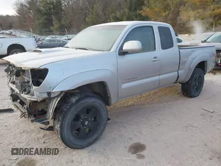 2006 Toyota Tacoma with VIN 5TEUU42N26Z238253, listed as a IAAI auction lot 41249690 with 226,094 mi miles. Bid and sale history available at carsss.com. Image 2.