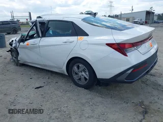 2024 Hyundai Elantra SE z VIN KMHLL4DG1RU798092, wystawiony jako IAAI lot #41985256 z przebiegiem 24 940 mil mil oraz . Historia ofert i sprzedaży dostępna na DreamBid. Obrazek 3.