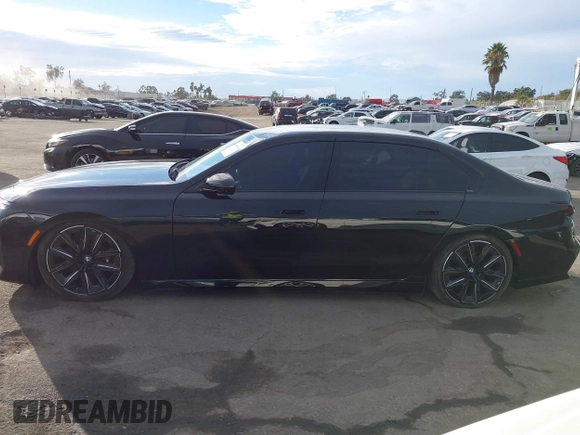 2023 BMW i7 xDrive60 z VIN WBY53EJ08PCN64169, wystawiony jako IAAI lot #40994066 z przebiegiem 6326 mil mil oraz . Historia ofert i sprzedaży dostępna na DreamBid. Obrazek 14.