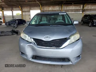 2014 Toyota Sienna LE AAS z VIN 5TDKK3DC6ES455092, wystawiony jako Copart lot #55516435 z przebiegiem 256 846 mil mil oraz Szkoda całkowita • Salvage title. Historia ofert i sprzedaży dostępna na DreamBid. Obrazek 5.