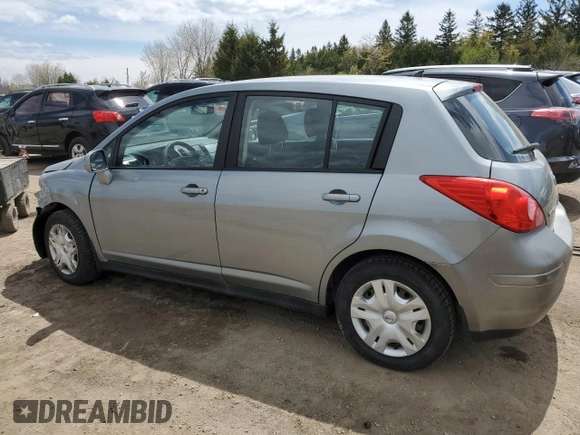 2011 Nissan Versa S z VIN 3N1BC1CP5BL464666, wystawiony jako Copart lot #55729825 z przebiegiem 246 951 mil mil oraz Czysty tytuł • Clean title. Historia ofert i sprzedaży dostępna na DreamBid. Obrazek 2.
