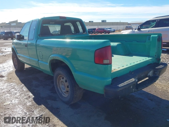 2002 Chevrolet S-10 LS with VIN 1GCDT19W228228916, listed as a IAAI auction lot 40902812 with 247,233 mi miles. Bid and sale history available at carsss.com. Image 3.