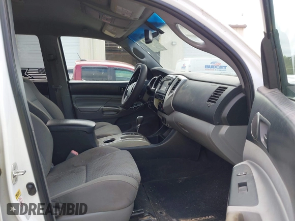 2013 Toyota Tacoma PreRunner z VIN 5TFKU4HN6DX003129, wystawiony jako IAAI lot #42190939 z przebiegiem 206 404 mil mil oraz . Historia ofert i sprzedaży dostępna na DreamBid. Obrazek 5.