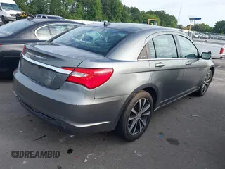2012 Chrysler 200 Touring z VIN 1C3CCBBG5CN264045, wystawiony jako IAAI lot #42500711 z przebiegiem 176 135 mil mil oraz . Historia ofert i sprzedaży dostępna na DreamBid. Obrazek 4.