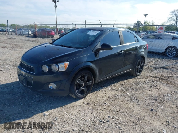 2012 Chevrolet Sonic LTZ z VIN 1G1JE5SH0C4154929, wystawiony jako IAAI lot #42191912 z przebiegiem 154 807 mil mil oraz . Historia ofert i sprzedaży dostępna na DreamBid. Obrazek 2.