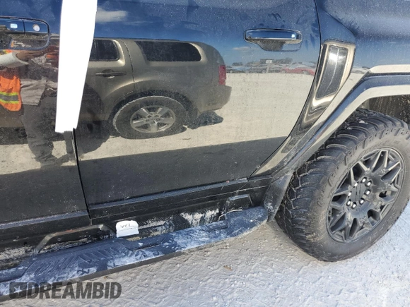2024 GMC Hummer EV 3X z VIN 1GKB0RDC4RU103837, wystawiony jako Copart lot #76064674 z przebiegiem Nie podano mil oraz Nie do naprawy. Historia ofert i sprzedaży dostępna na DreamBid. Obrazek 12.