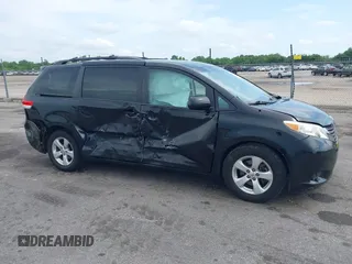 2014 Toyota Sienna LE AAS z VIN 5TDKK3DC1ES506563, wystawiony jako IAAI lot #42108481 z przebiegiem 173 831 mil mil oraz . Historia ofert i sprzedaży dostępna na DreamBid. Obrazek 13.