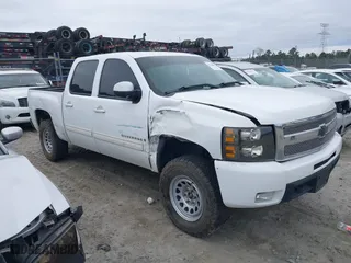 2009 Chevrolet Silverado 1500 LTZ with VIN 3GCEK33MX9G111454, listed as a IAAI auction lot 41148492 with 303,878 mi miles. Bid and sale history available at carsss.com. Image 13.