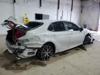 2022 Toyota Camry SE z VIN 4T1T11AKXNU002446, wystawiony jako Copart lot #53998025 z przebiegiem 50 759 mil mil oraz Szkoda całkowita • Salvage title. Historia ofert i sprzedaży dostępna na DreamBid. Obrazek 3.