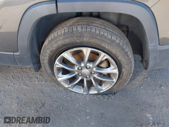 2020 Jeep Cherokee Latitude Plus z VIN 1C4PJLLB9LD605920, wystawiony jako IAAI lot #41905767 z przebiegiem 63 826 mil mil oraz . Historia ofert i sprzedaży dostępna na DreamBid. Obrazek 17.