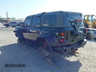 2023 Ford Bronco Raptor z VIN 1FMEE5JR4PLB08305, wystawiony jako IAAI lot #42114663 z przebiegiem 30 505 mil mil oraz . Historia ofert i sprzedaży dostępna na DreamBid. Obrazek 3.