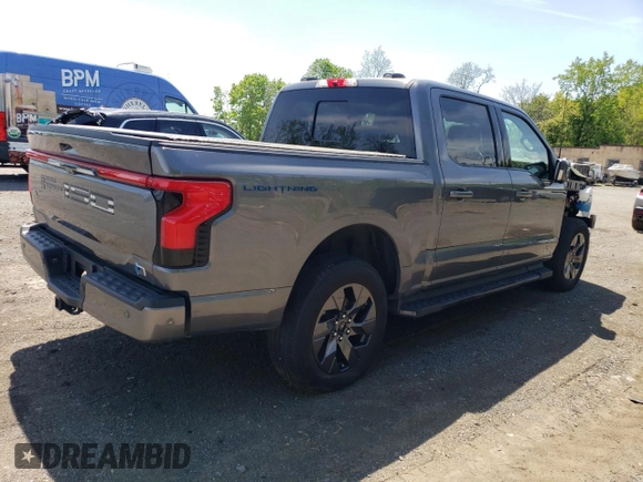 2022 Ford F-150 Lightning Pro z VIN 1FT6W1EV7NWG10033, wystawiony jako Copart lot #55569895 z przebiegiem 11 282 mil mil oraz Szkody całkowita. Historia ofert i sprzedaży dostępna na DreamBid. Obrazek 3.
