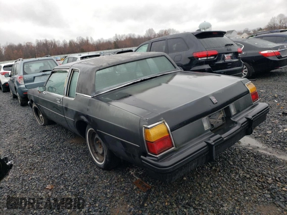 1985 Oldsmobile 88 z VIN 1G3BN37Y4FY310105, wystawiony jako Copart lot #81646554 z przebiegiem 102 029 mil mil oraz Czysty tytuł • Clean title. Historia ofert i sprzedaży dostępna na DreamBid. Obrazek 2.