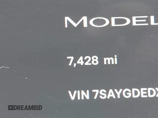 2024 Tesla Model Y z VIN 7SAYGDEDXRF032666, wystawiony jako IAAI lot #42373033 z przebiegiem 7 428 mil mil oraz . Historia ofert i sprzedaży dostępna na DreamBid. Obrazek 16.