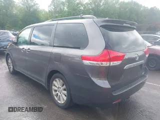 2011 Toyota Sienna XLE z VIN 5TDDK3DC0BS006768, wystawiony jako IAAI lot #42279275 z przebiegiem 172 856 mil mil oraz . Historia ofert i sprzedaży dostępna na DreamBid. Obrazek 3.