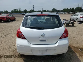 2008 Nissan Versa S z VIN 3N1BC13E18L371733, wystawiony jako Copart lot #57128955 z przebiegiem 166 182 mil mil oraz Szkoda całkowita • Salvage title. Historia ofert i sprzedaży dostępna na DreamBid. Obrazek 6.