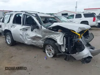 2011 GMC Yukon SLT z VIN 1GKS1CE00BR242127, wystawiony jako IAAI lot #42271949 z przebiegiem Nie podano mil oraz . Historia ofert i sprzedaży dostępna na DreamBid. Obrazek 1.