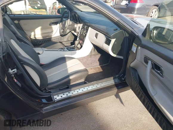 2000 Mercedes-Benz SLK-Class Kompressor with VIN WDBKK47F6YF165062, listed as a IAAI auction lot 42028279 with 105,707 mi miles. Bid and sale history available at carsss.com. Image 5.