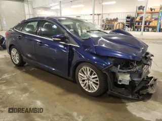 2016 Ford Focus Titanium z VIN 1FADP3J27GL310367, wystawiony jako Copart lot #55048005 z przebiegiem 86 676 mil mil oraz Szkoda całkowita • Salvage title. Historia ofert i sprzedaży dostępna na DreamBid. Obrazek 4.