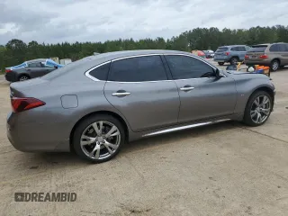 2015 Infiniti Q70 z VIN JN1BY1PR6FM831034, wystawiony jako Copart lot #51889835 z przebiegiem 128 220 mil mil oraz Szkoda całkowita • Salvage title. Historia ofert i sprzedaży dostępna na DreamBid. Obrazek 3.