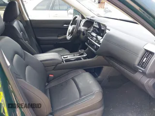 2024 Nissan Pathfinder SL z VIN 5N1DR3CC7RC294826, wystawiony jako IAAI lot #42174595 z przebiegiem 16 002 mil mil oraz . Historia ofert i sprzedaży dostępna na DreamBid. Obrazek 5.