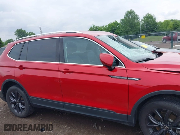 2022 Volkswagen Tiguan SE z VIN 3VV2B7AX0NM020942, wystawiony jako IAAI lot #42475302 z przebiegiem 26 353 mil mil oraz . Historia ofert i sprzedaży dostępna na DreamBid. Obrazek 13.