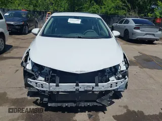 2017 Chevrolet Cruze LS z VIN 1G1BC5SM6H7257771, wystawiony jako IAAI lot #42211908 z przebiegiem 90 005 mil mil oraz . Historia ofert i sprzedaży dostępna na DreamBid. Obrazek 13.