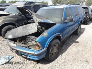 1995 Chevrolet Blazer z VIN 1GNDT13W8S2197190, wystawiony jako Copart lot #52053765 z przebiegiem Nie podano mil oraz Nie do naprawy • Non repairable. Historia ofert i sprzedaży dostępna na DreamBid. Obrazek 1.