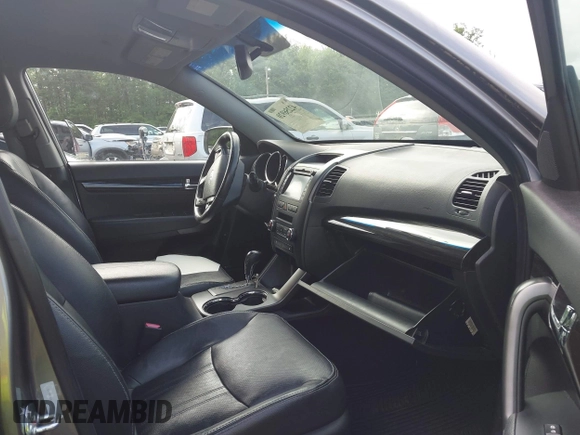 2013 Kia Sorento EX z VIN 5XYKUDA65DG413913, wystawiony jako IAAI lot #42256920 z przebiegiem 115 829 mil mil oraz . Historia ofert i sprzedaży dostępna na DreamBid. Obrazek 5.