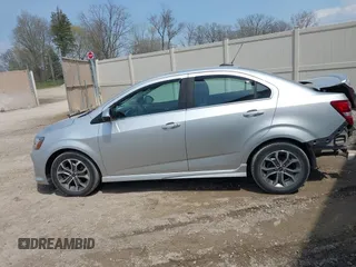 2018 Chevrolet Sonic LT z VIN 1G1JD5SH8J4100214, wystawiony jako IAAI lot #42133743 z przebiegiem 103 508 mil mil oraz . Historia ofert i sprzedaży dostępna na DreamBid. Obrazek 14.