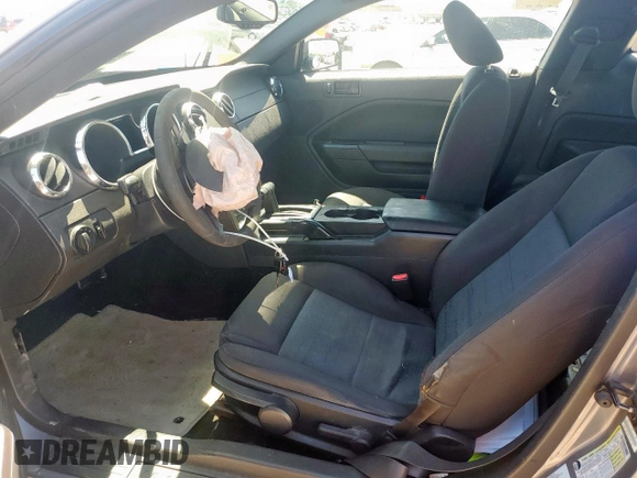 2007 Ford Mustang Deluxe z VIN 1ZVFT80N375232811, wystawiony jako Copart lot #57910365 z przebiegiem 162 721 mil mil oraz Szkoda całkowita • Salvage title. Historia ofert i sprzedaży dostępna na DreamBid. Obrazek 7.