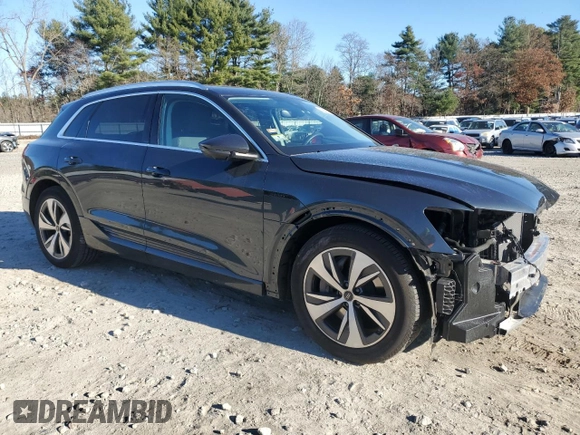 2024 Audi Q8 e-tron Premium Plus z VIN WA15AAGE2RB022720, wystawiony jako Copart lot #80526654 z przebiegiem 11 445 mil mil oraz Szkoda całkowita • Salvage title. Historia ofert i sprzedaży dostępna na DreamBid. Obrazek 4.