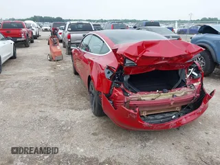 2018 Tesla Model 3 Long Range Battery z VIN 5YJ3E1EB8JF119898, wystawiony jako IAAI lot #42297445 z przebiegiem 29 555 mil mil oraz . Historia ofert i sprzedaży dostępna na DreamBid. Obrazek 3.