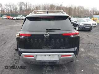2023 Nissan Pathfinder SL z VIN 5N1DR3CC7PC225860, wystawiony jako IAAI lot #41733202 z przebiegiem 23 118 mil mil oraz . Historia ofert i sprzedaży dostępna na DreamBid. Obrazek 16.