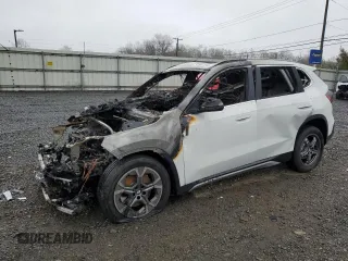 2025 BMW X1 xDrive28i z VIN WBX73EF04S5205310, wystawiony jako Copart lot #51547245 z przebiegiem Nie podano mil oraz Szkody całkowita. Historia ofert i sprzedaży dostępna na DreamBid. Obrazek 1.