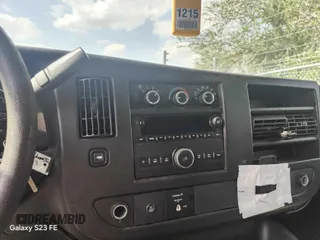 2017 GMC Savana Cargo z VIN 1GTW7AFF0H1906243, wystawiony jako IAAI lot #42479682 z przebiegiem 152 218 mil mil oraz . Historia ofert i sprzedaży dostępna na DreamBid. Obrazek 1.