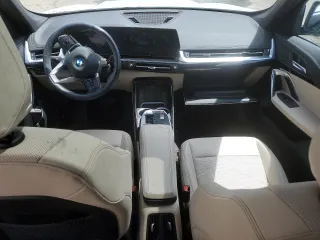 2024 BMW X1 xDrive28i z VIN WBX73EF01R5Z19955, wystawiony jako Copart lot #61263085 z przebiegiem 21 897 mil mil oraz Czysty tytuł • Clean title. Historia ofert i sprzedaży dostępna na DreamBid. Obrazek 8.