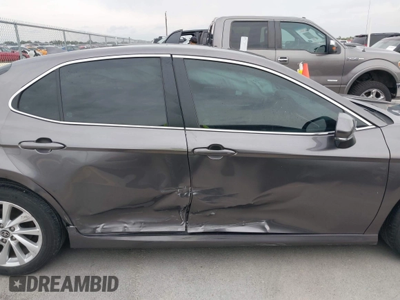 2023 Toyota Camry LE z VIN 4T1R11AK1PU169839, wystawiony jako IAAI lot #42140135 z przebiegiem 10 808 mil mil oraz . Historia ofert i sprzedaży dostępna na DreamBid. Obrazek 13.